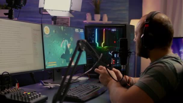 Streamer homem ganhando espaço atirador jogo de vídeo — Vídeo de Stock