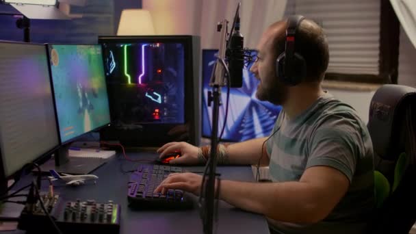 Profi-Gamer tragen professionelle Kopfhörer — Stockvideo