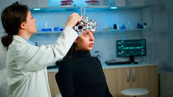 Женщина, посещающая медицинского исследователя в области неврологии — стоковое фото