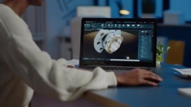 Dizüstü bilgisayar kullanarak yeni bir projede çalışan Afrikalı kadın mühendis