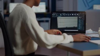 Konteynır tasarımını özenle hazırlamak için 3B yazılımda çalışan siyah serbest yazar