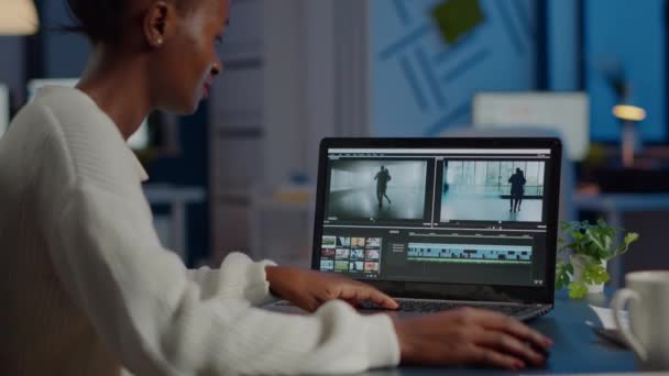 Afrykański wideograf pracujący na laptopie z projektu wideo do edycji biura — Wideo stockowe