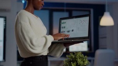 Afrikalı serbest yazar gecenin geç saatlerinde bilgisayarda yazı yazıyor. Başlangıç ofisinde duruyor.