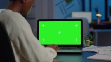 Yeşil ekran ekranlı dizüstü bilgisayar kullanarak siyah bağımsız arama
