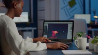 Seviye arayüzü üzerinde Afrikalı oyun geliştirici test oyunu