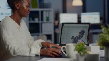 Dizüstü bilgisayar programında çalışan siyah kadın mimar.