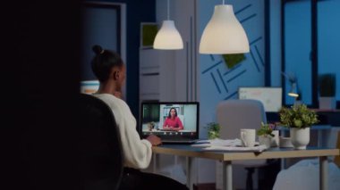 Afrikalı serbest çalışan, internetten kadın partnerle tartışıyor.