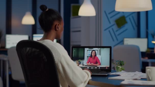 Gerente de piel oscura mujer hablando con su compañero de trabajo durante la videoconferencia — Vídeos de Stock