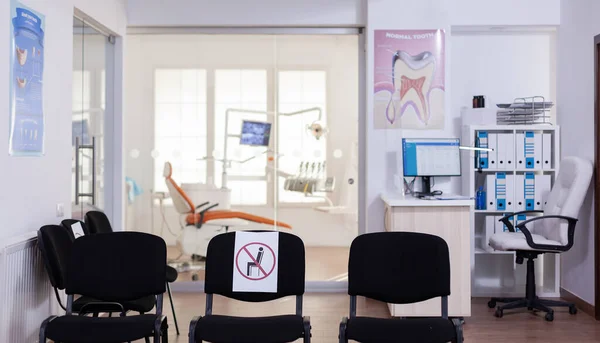 Wartezimmer in neuer normaler Klinik, in der niemand drin ist — Stockfoto