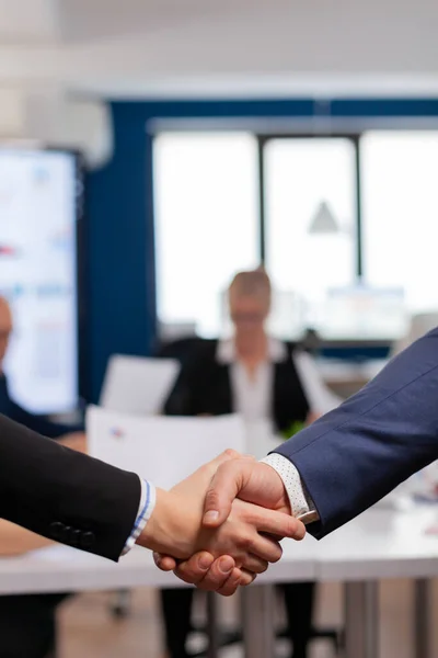 Empresário satisfeito empresa empregador vestindo handshake terno — Fotografia de Stock