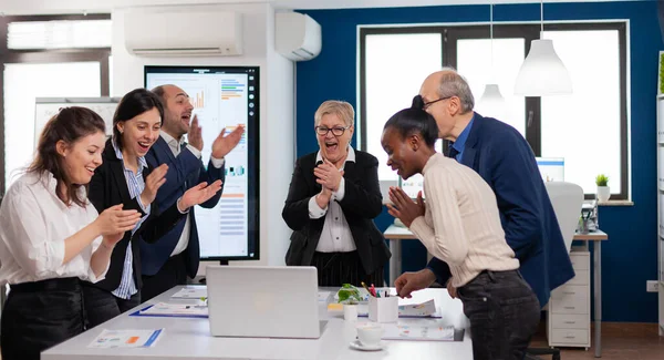 Motivado feliz diverso equipo de negocios gente aplaudiendo celebrando — Foto de Stock