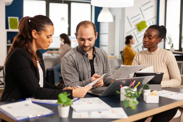 Tým různých začínajících firemních kolegů brainstorming na pracovišti — Stock fotografie