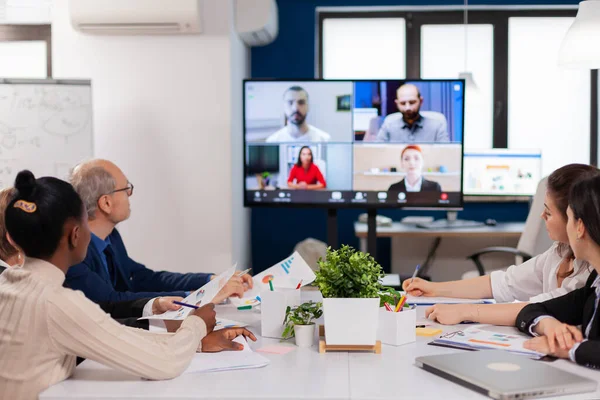 Réunion d'employés multiraciaux en salle de conférence pendant la vidéoconférence. — Photo