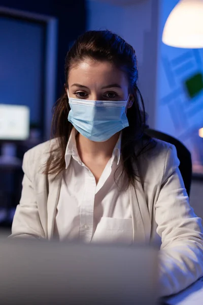 Primo piano di donna d'affari con maschera viso controllo e-mail — Foto Stock