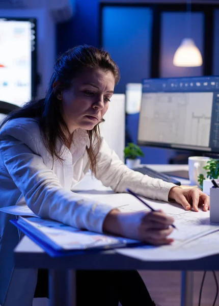 Arquitecta mujer analizando y haciendo coincidir planos para nuevo proyecto de construcción — Foto de Stock