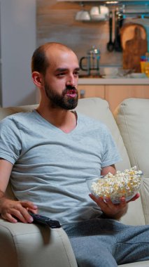 Kafkasyalı bir adam tek başına maç izliyor.