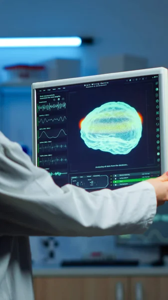Neurolog läkare tittar på monitorering undersöka hjärnskanning — Stockfoto