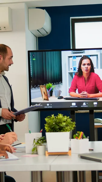 Projectmanager presenteren bedrijf ceo bespreken op op webcam — Stockfoto