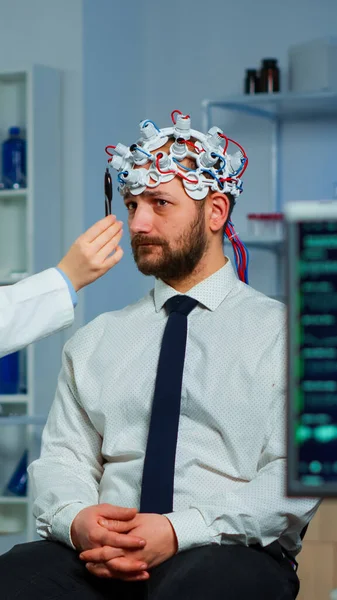 Férfi ül neurológiai szék agyhullám szkennelés headset — Stock Fotó