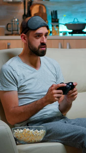 Frustrated pro gamer losing entertainment gaming competition — Stock Photo, Image