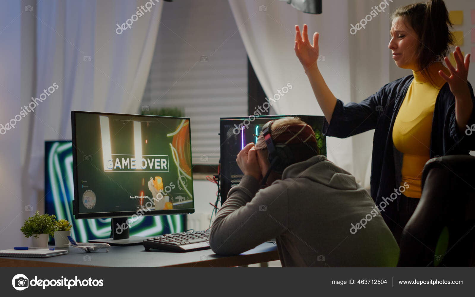 Homem usando configuração de jogos de pc relaxante jogando jogo de ação online  multiplayer conversando com a equipe no fone de ouvido no torneio. gamer  transmitindo o jogo de tiro em primeira