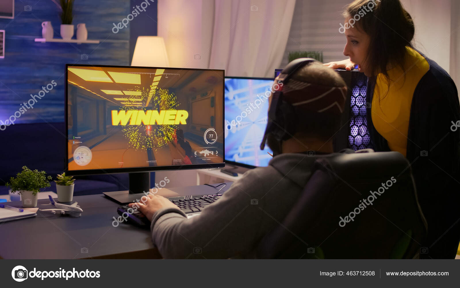 O cara está jogando um jogo de tiro online na sala de néon do jogo