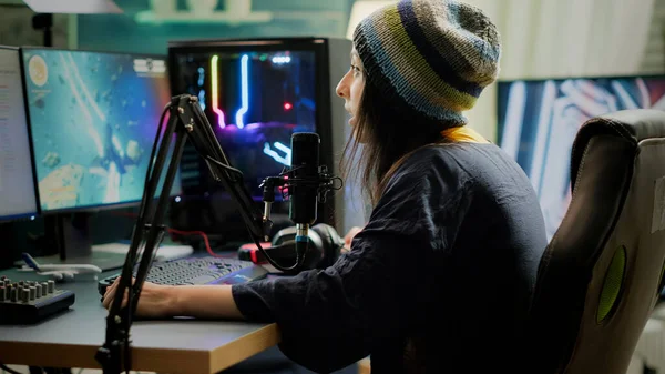 Garota gamer usando configuração de jogos de pc relaxante jogando jogo de  ação online multiplayer falando usando fone de ouvido no torneio. mulher  transmitindo jogo de tiro em primeira pessoa enquanto explica a  jogabilidade aos assinantes.