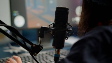 Mikrofonda konuşan profesyonel kadınların yakın çekimi.