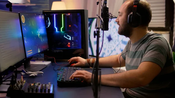 Pro gamer verplaatsen van de knoppen op professionele mixer — Stockfoto