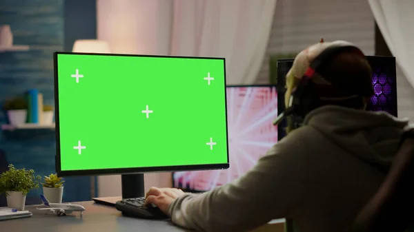 Professionelle Cyber-Gamer spielen Videospiele mit Greenscreen — Stockfoto