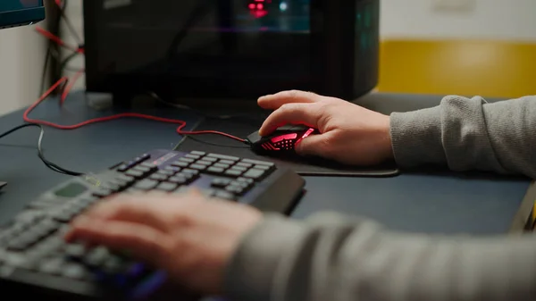 Fechar as mãos tiro de homem jogador digitando no teclado RGB — Fotografia de Stock