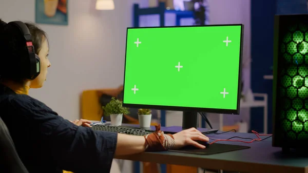Pro γυναίκα παίκτης gaming σε ισχυρό υπολογιστή με πράσινο mock up — Φωτογραφία Αρχείου