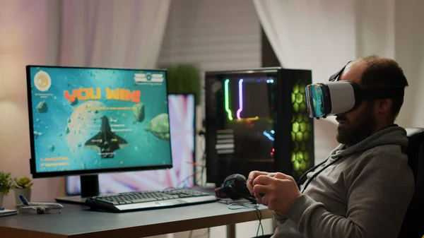 Pro cyber sport gamer winnen spelen van video games met behulp van vr headset — Stockfoto
