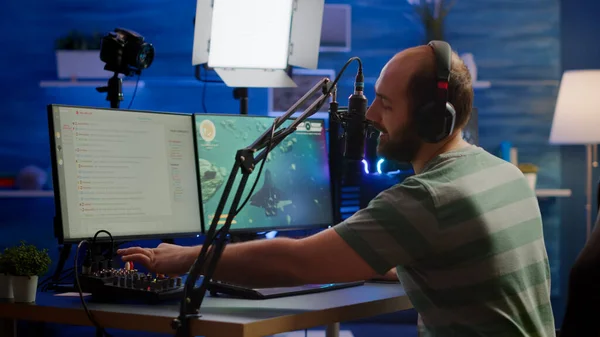 Man streamer cyber controllo del suono al mixer streaming videogame — Foto Stock