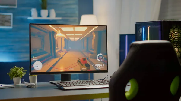 Ekranda FPS oyunu olan RGB güçlü bilgisayarı olan boş siber uzay — Stok fotoğraf