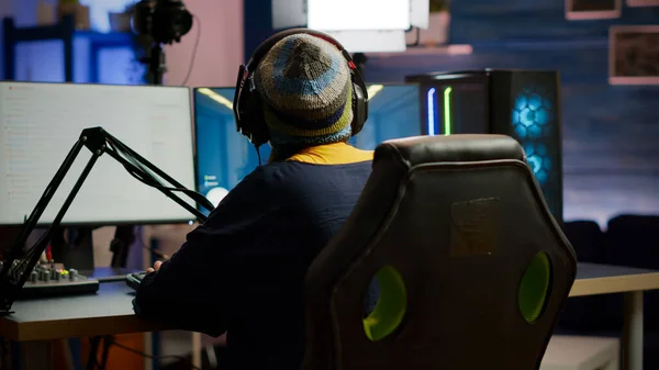 Back shot of pro gamer woman playing first person video games — Stock Photo, Image