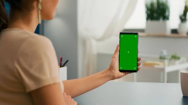 Krom tuşu olan freelencer 'ın arka planı yeşil ekran akıllı telefonu taklit et