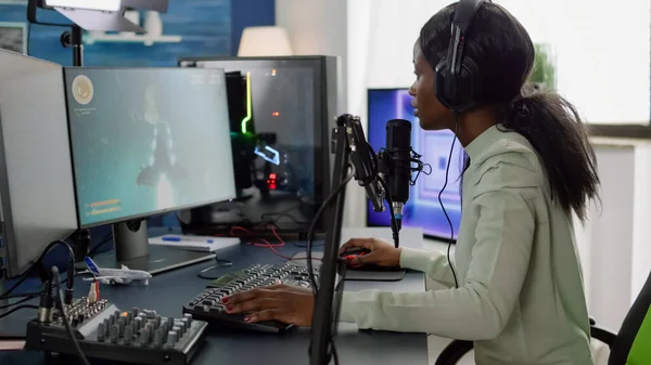 Competitive black gamer with headphones using stream chat — Stock Photo, Image