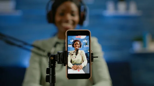 Close up of smartphone recording vlog of african influencer — Stock fotografie