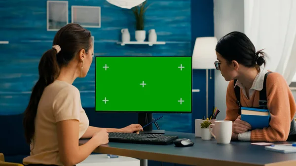 Dos mujeres mirando el ordenador con pantalla verde simulada — Foto de Stock