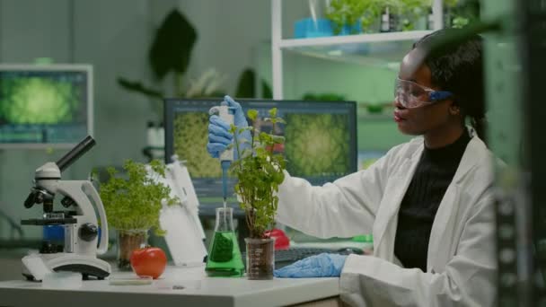 Biologe spricht über Lösung aus medizinischer Flasche — Stockvideo