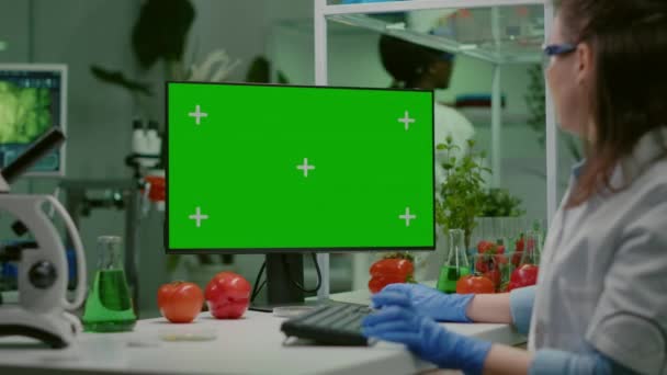 Forskare kvinna som arbetar på datorn med mock up grön skärm — Stockvideo