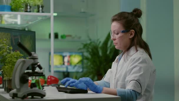 Chemicus onderzoeker analyseert testmonster onder microscoop — Stockvideo