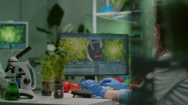 Araştırmacı kadın biyolojik dönüşümü gözlemlerken eko fidanı ölçüyor.