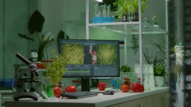 Genetik mutasyon testi için hazırlanmış kimsesi olmayan boş bir mikrobiyoloji laboratuvarı.