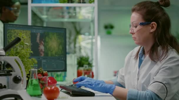 Farmaceutische chemicus onderzoekt tomaat voor microbiologie experiment — Stockvideo