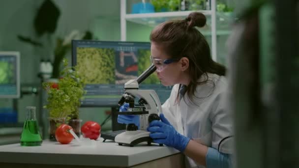 Portret biologa w białym fartuchu pracującego w laboratorium eksperckim — Wideo stockowe