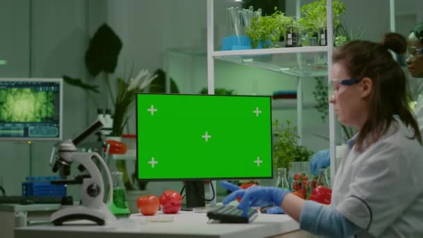 Investigador farmacéutico mirando el ordenador con pantalla verde simulada — Vídeo de stock