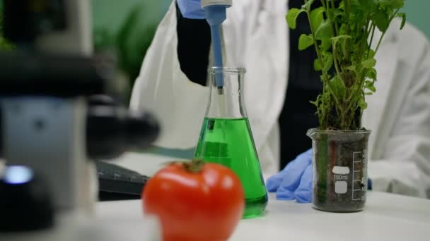 Närbild av botaniker resacher kvinna som tar DNA vätsketest från medicinskt glas med micropipette — Stockvideo