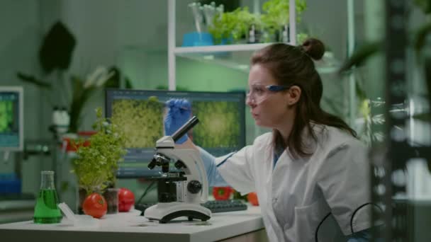 Bioloog neemt bladmonster in microscoop — Stockvideo